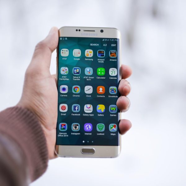一位编辑同时开着多个浏览器标签页核对来源，屏幕上并列显示不同页面的说明文字，桌面摆着标记用的彩色便签，画面体现交叉验证的核对过程